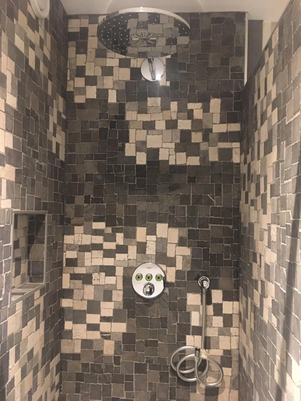 Detail van een mosaic-douche, vakkundig gezet door WAVO